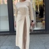 Langrmliges Kleid mit Rundhalsausschnitt, gerüschtem Saum Langrmliges Kleid mit Rundhalsausschnitt, gerüschtem Saum