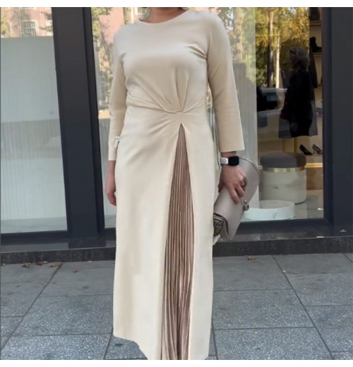 Langrmliges Kleid mit Rundhalsausschnitt, gerüschtem Saum Langrmliges Kleid mit Rundhalsausschnitt, gerüschtem Saum