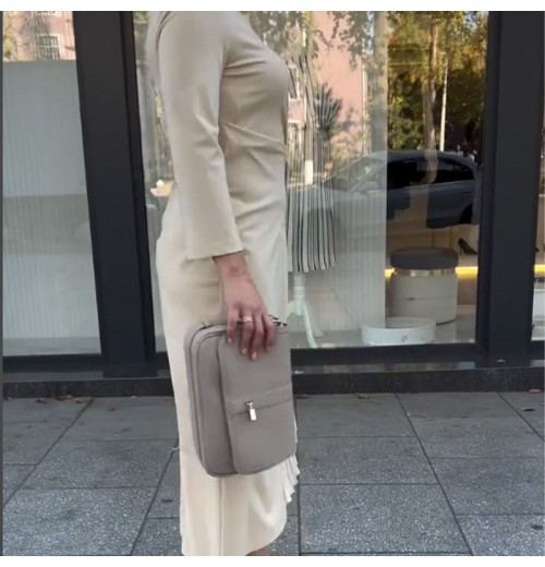 Langrmliges Kleid mit Rundhalsausschnitt, gerüschtem Saum Langrmliges Kleid mit Rundhalsausschnitt, gerüschtem Saum