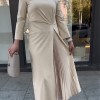 Langrmliges Kleid mit Rundhalsausschnitt, gerüschtem Saum Langrmliges Kleid mit Rundhalsausschnitt, gerüschtem Saum