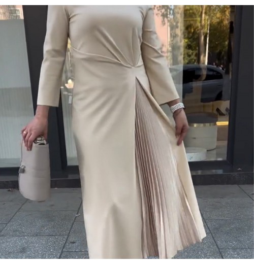 Langrmliges Kleid mit Rundhalsausschnitt, gerüschtem Saum Langrmliges Kleid mit Rundhalsausschnitt, gerüschtem Saum