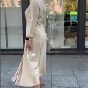 Langrmliges Kleid mit Rundhalsausschnitt, gerüschtem Saum Langrmliges Kleid mit Rundhalsausschnitt, gerüschtem Saum