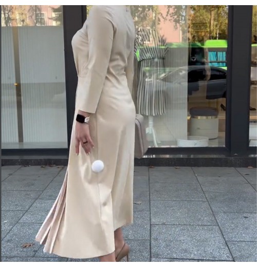Langrmliges Kleid mit Rundhalsausschnitt, gerüschtem Saum Langrmliges Kleid mit Rundhalsausschnitt, gerüschtem Saum
