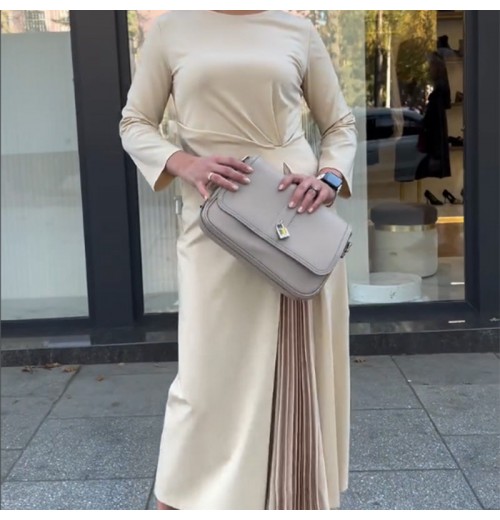 Langrmliges Kleid mit Rundhalsausschnitt, gerüschtem Saum Langrmliges Kleid mit Rundhalsausschnitt, gerüschtem Saum