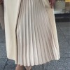 Langrmliges Kleid mit Rundhalsausschnitt, gerüschtem Saum Langrmliges Kleid mit Rundhalsausschnitt, gerüschtem Saum