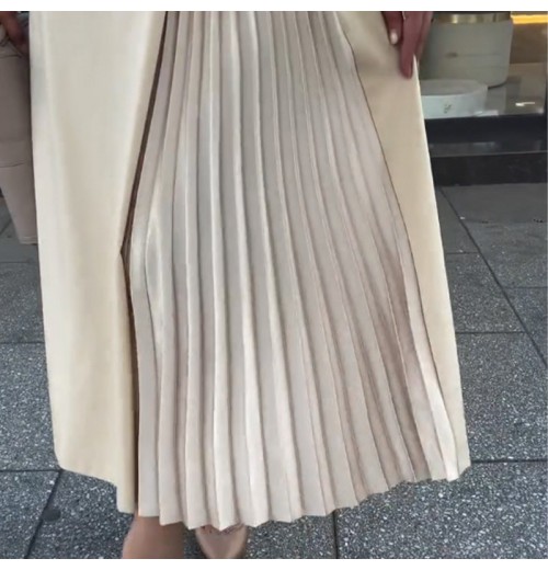 Langrmliges Kleid mit Rundhalsausschnitt, gerüschtem Saum Langrmliges Kleid mit Rundhalsausschnitt, gerüschtem Saum