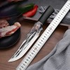 Knochenschneidemesser mit Drachenverzierung und Scheide. Knochenschneidemesser mit Drachenverzierung und Scheide.